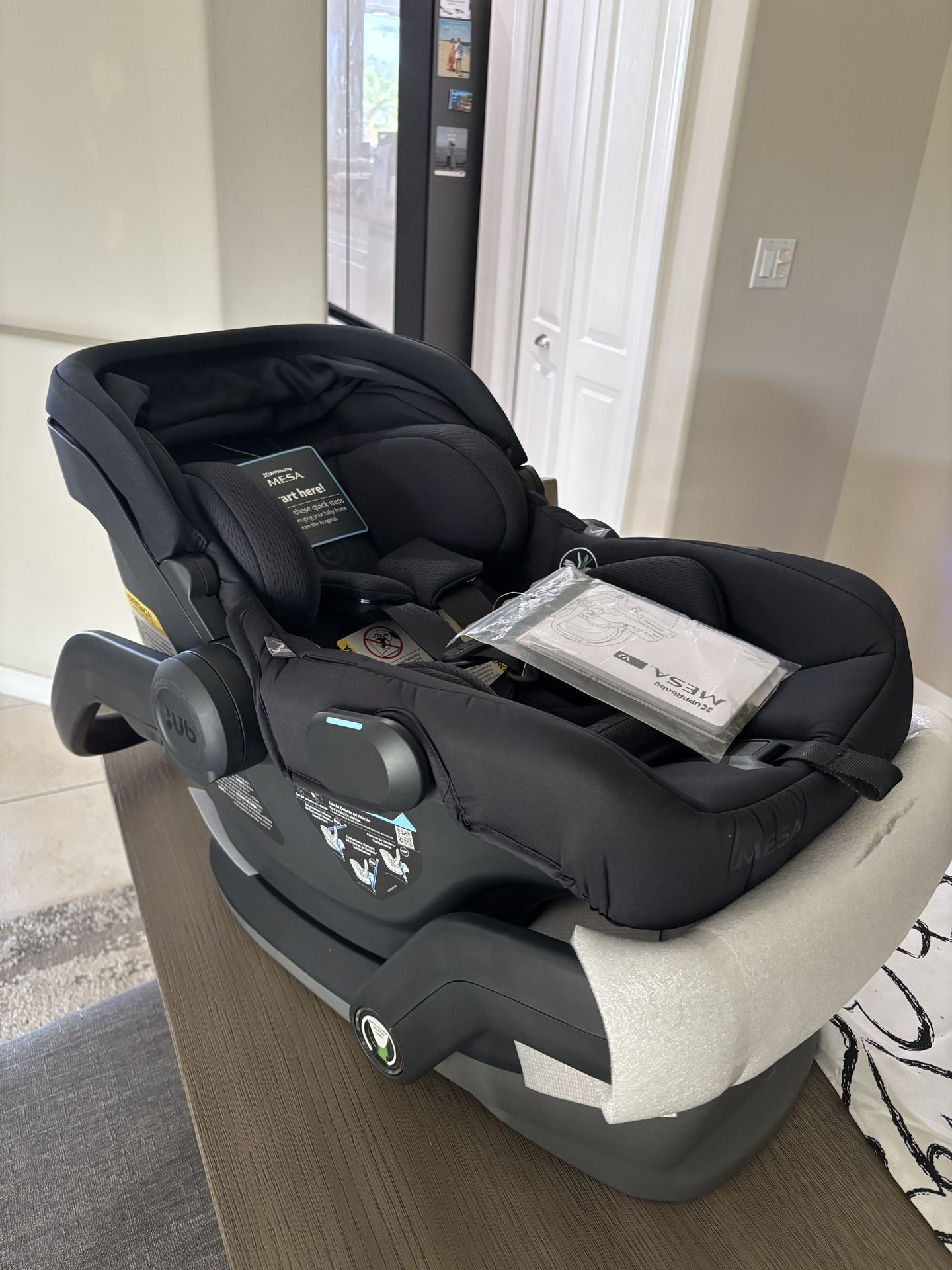 Uppababy Mesa V2 - never used car seat and base + extra base
