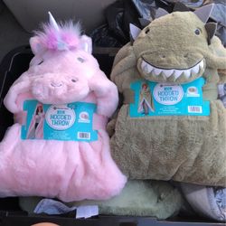 KIDS HOODED THROW NEW $25 EACH UNICORN 🦄 OR 🐊 CROCODILE 🐊 NICE GIFT FOR ANY OCASSION