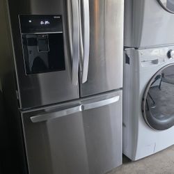 LG
Refrigerador de puerta francesa de 30 pulgadas de ancho y 22 pies cúbicos con dispensador de agua en acero inoxidable