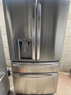 BEAUTIFUL LG FOUR DOOR REFRIGERATOR