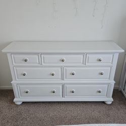 Broyhill Bryson Dresser In White