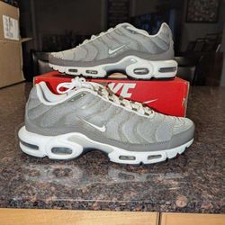 Nike Air Max Plus SE Flat Pewter/Gray/White/ Black DV7665-002 Sz 11.5, Jordan