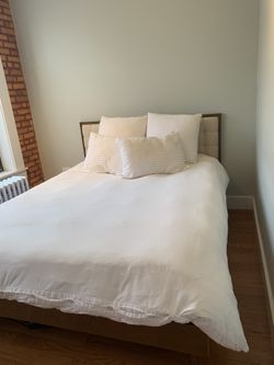QUEEN SIZE Abril Tufted Solid Wood and Upholstered Low Profile