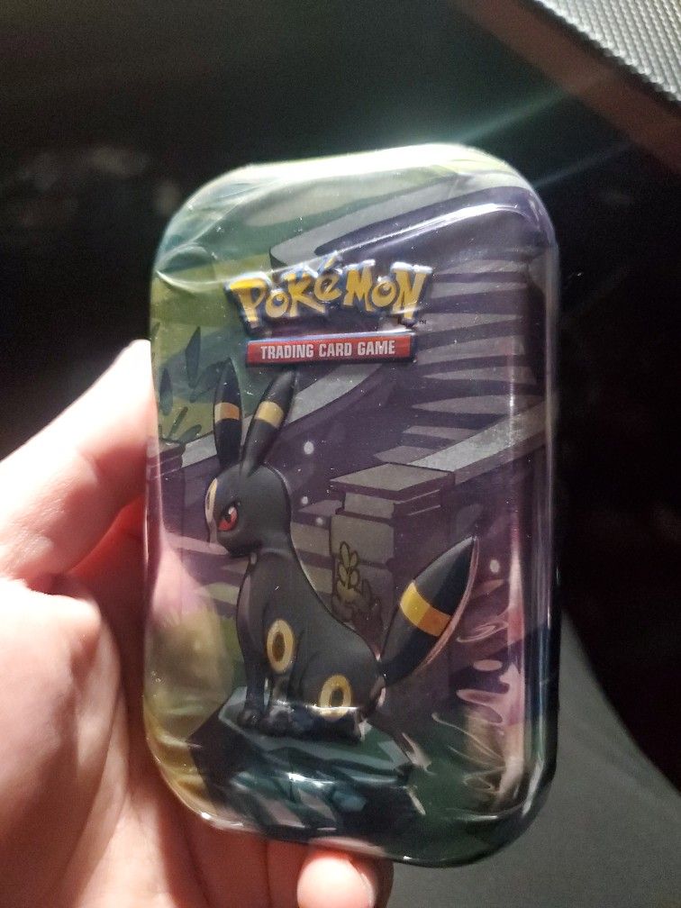 Pokémon Prismatic Evolutions Umbreon Tin