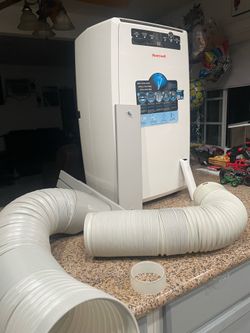 Portable air conditioner, cool spaces until 450 to 600 square feet. 10,000 btu Honeywell