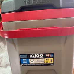 Igloo Cooler 🔴🔵🟡12 Quarts (11 Liters), holding approximately 18 cans.