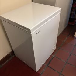  Brand New Read Description Hotpoint 6.9-cu ft Chest Freezer Convertible to Refrigerator Read Description( White ) 