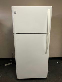 Kenmore Top Mount Fridge in White with Adjustable Shelves