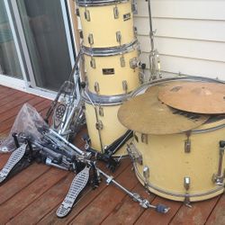 Pearl Drum Kit With Hardware And Cymbals