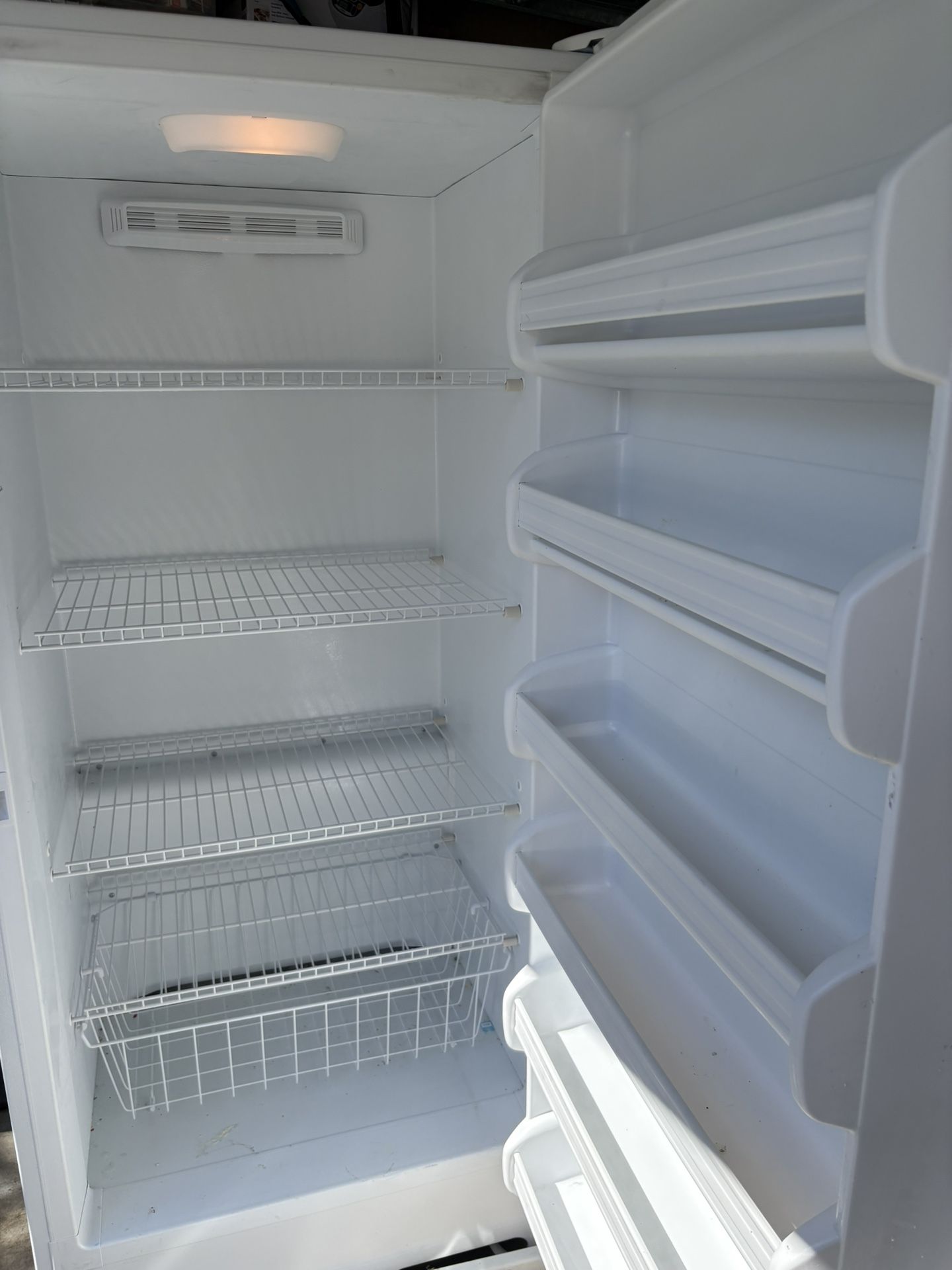 Full-size 21 Cu. Ft Upright Freezer (FROST FREE)