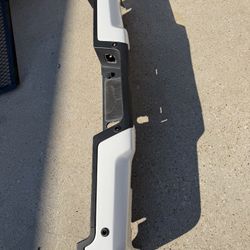 🔥 Rear Bumper – 2017–2022 Ford F-250 / F-350 / F-450 Super Duty 🔥  ✅ OEM original bumper ✅ Color: Pearl White ✅ Excellent condition – ready to insta