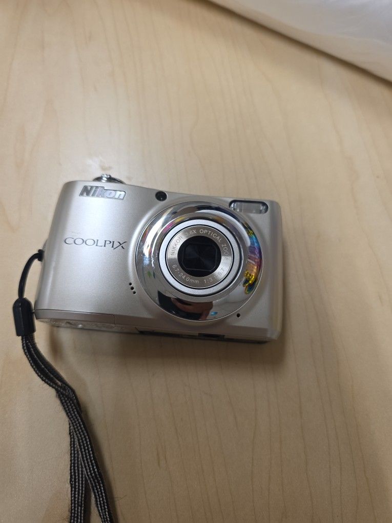 Nikon Coolpix L22 12.0 MP 3.6x Optical Zoom Compact Digital Camera Works/READ