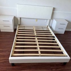 Two Nightstand And Bed // Dos Mesitas De Noche Y Cama Tamaño Queen 