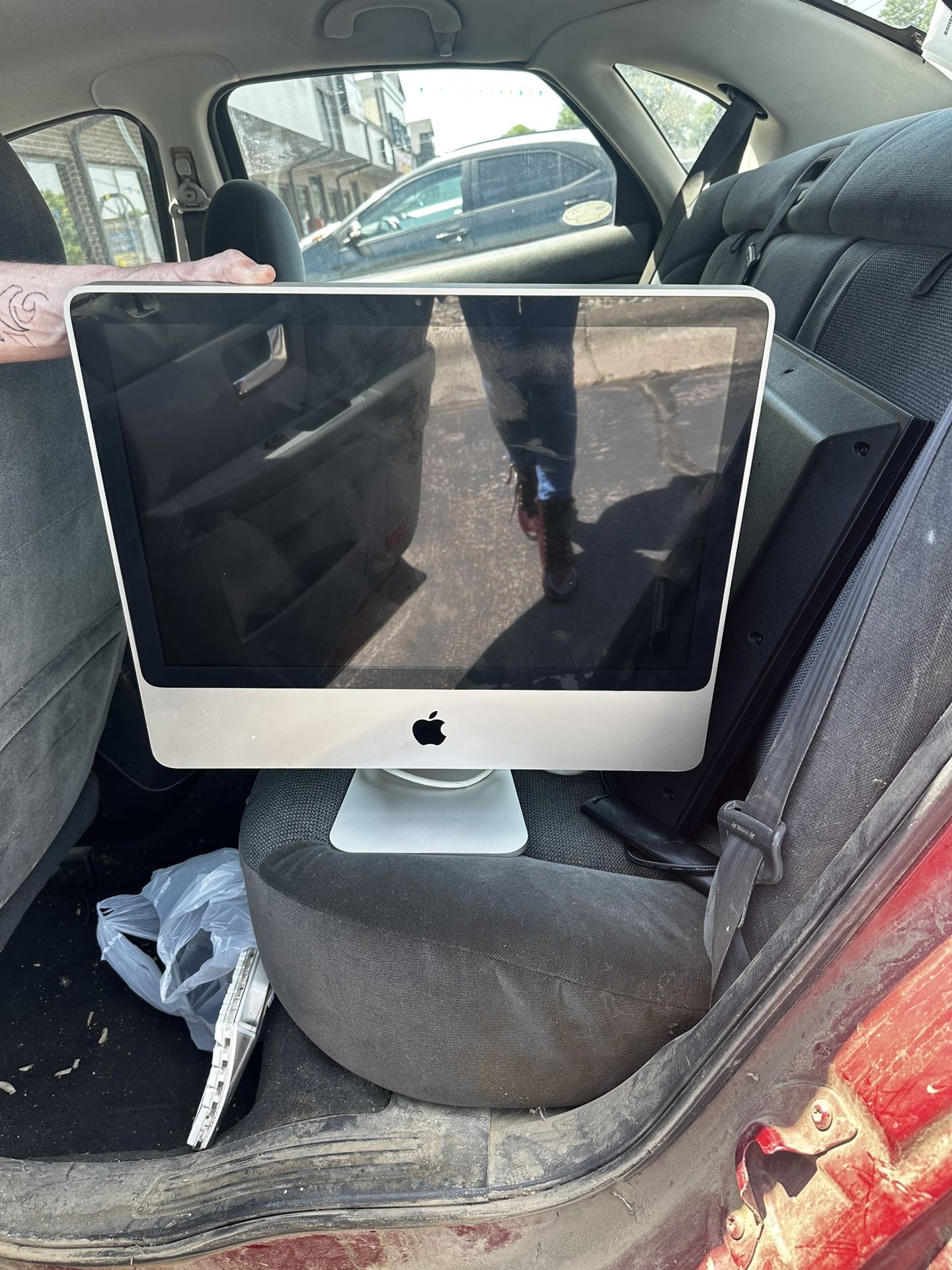 MAC - Desk top Computer - Like New - with original keyboard and mouse