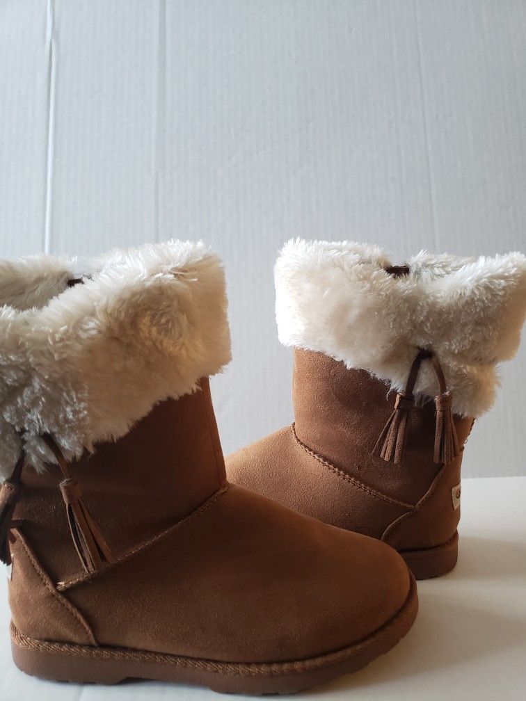 Makalu Boots Iceland Saddle Tan Faux Fur/Microsuede Winter Girls Size 5M No Box. Condition is Pre-owned.