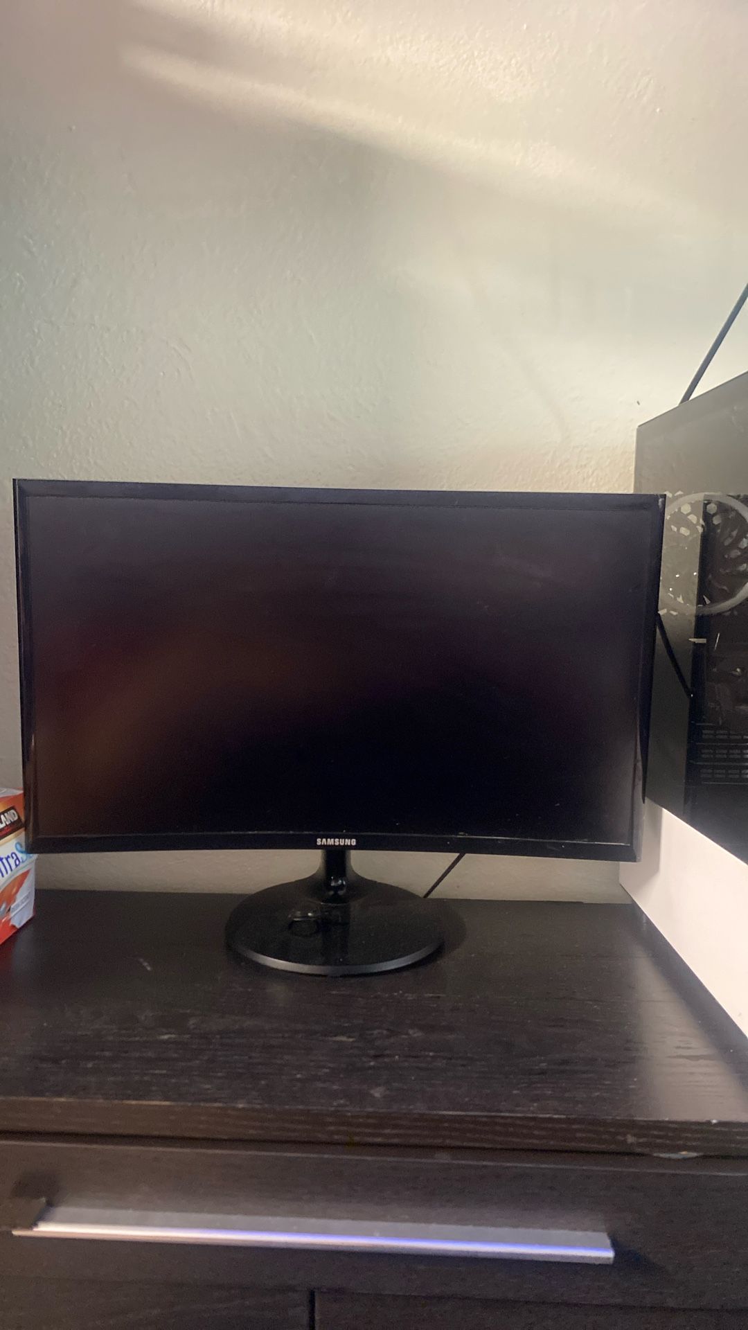 Samsung Curved Monitor 24 Inch (MINT)