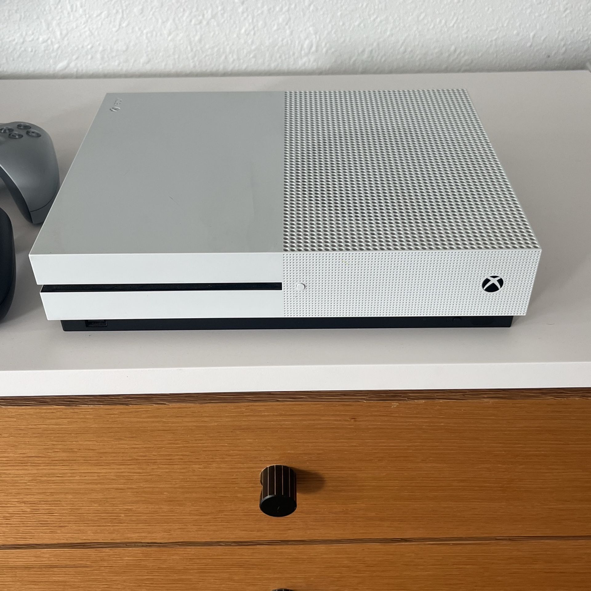 Xbox One S: Plus 3 Controllers & Game