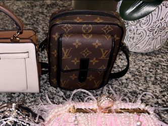 Louis Vuitton Christopher Wearable Wallet (M69404) is a compact, unisex crossbody bag made with Monogram