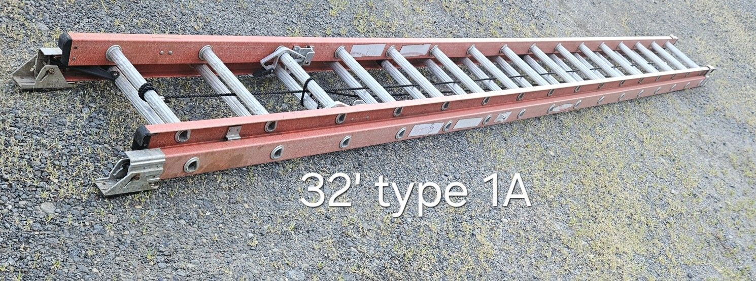 32' Werner fiberglass ladder-type 1A