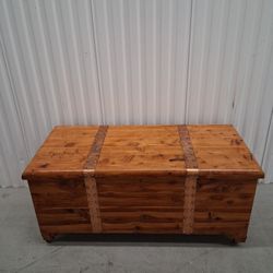VINTAGE  CEDAR  CHEST  ( B.B. FURNITURE  CO.,  BELLINGHAM,  WA. )