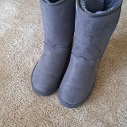 NEVER WORN - Gray Boots w Fur - N polar