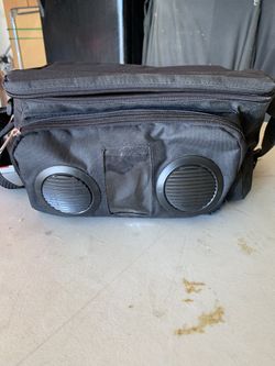 Lunch cooler with speakers for MP3 players