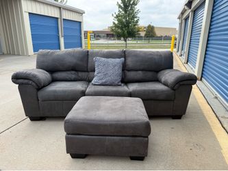 FREE DELIVERY 🚛🚚🚛 Awesome  couch w ottoman