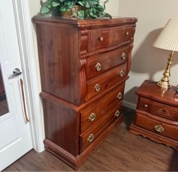 Chest of Drawers dresser SOLID WOOD 5 Drawers about 54 inches tall. 40” wide. 18/19” deep. GREAT It is up stairs. You will need to bring help to move 