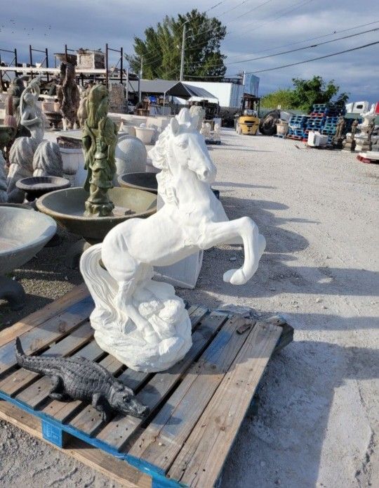 Concrete Horse Statue / Cement Outdoor Backyard Patio Garden Horses