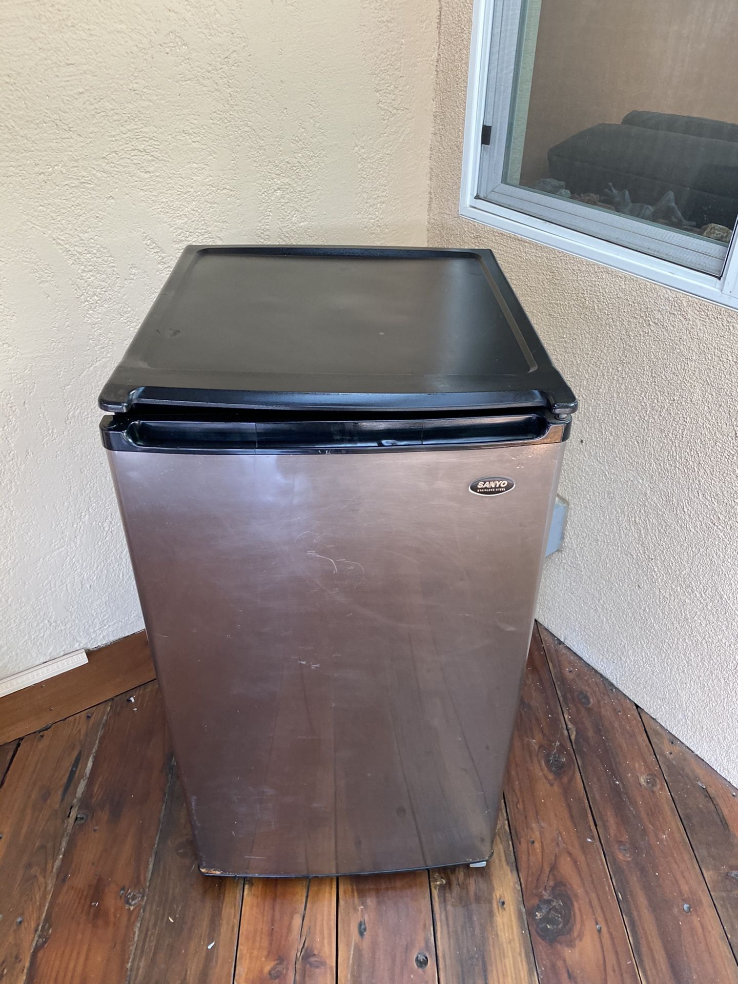 Sanio Refrigerator With Ice maker