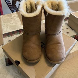 UGGS Size 6 1/2 Hood Conditions 