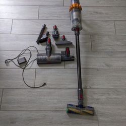 DYSON v15 CORDLESS VACUUM CLEANER WITH ACCESORIES