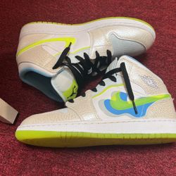 Jordan 1 Mid SE Lucid Dreams Size 7