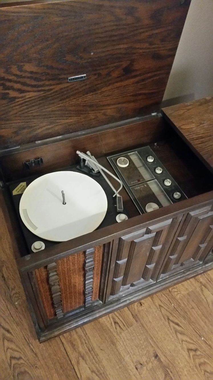Vintage 1961 Zenith solid state stereophonic high fidelity phonograph w/ AM stereo Fm tuner.