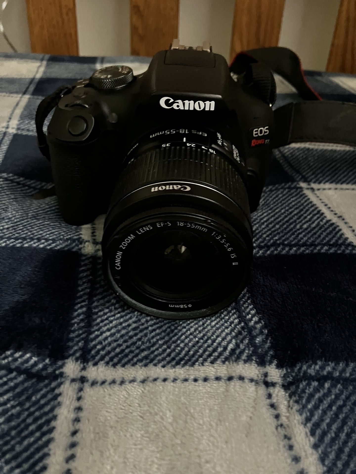 Canon Rebel T7 Comes With Charger And Extra Lens