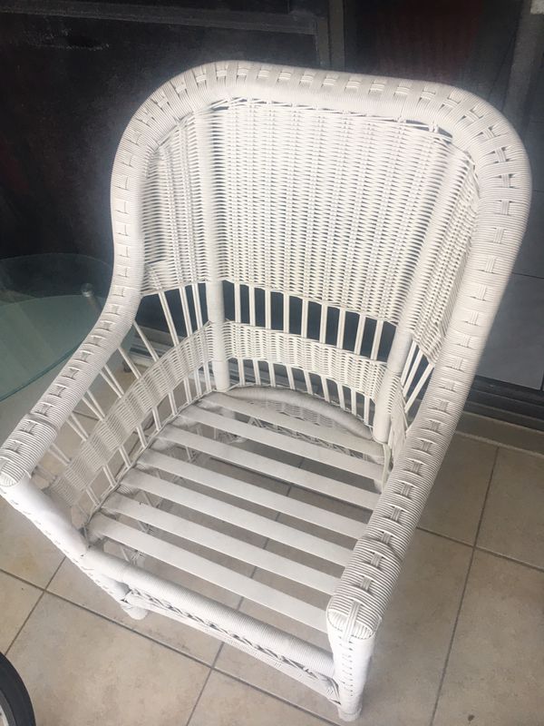 White wicker chairs for Sale in Miami, FL - OfferUp