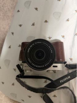 Fujifilm X-T10 + Fujinon XC 16-50mm OIS II Lens + 2 Batteries