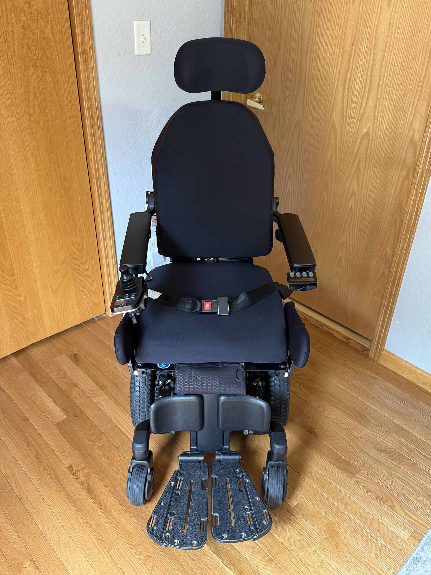 Quantum Q6 Stretto power chair