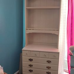  Ethan Allen Dresser w/ Hutch

