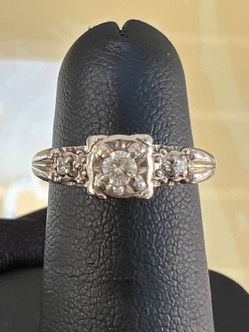 14k white gold diamond lady’s ring