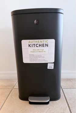 Kitchen Trash Bin with Pedal 7.9 gal NEW