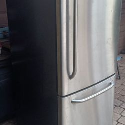 GE Stainless Steel Refrigerator Stopped Producing Cold. Excellent Condition 