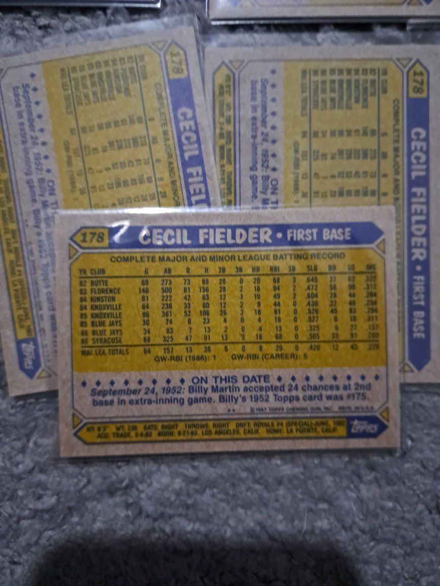 Lot of 12 baseball cards.