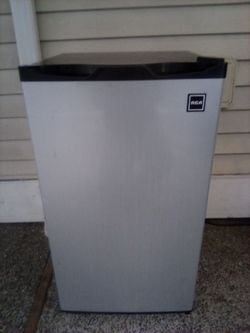 Immaculate RCA 3.2 Cu. Ft. Mini Fridge w/ Freezer – Super Clean! (Model # RFR-322-C)