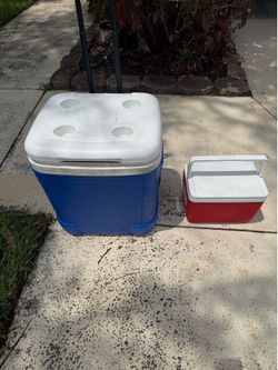 Igloo ice cube cooler on wheels 1- small igloo cooler
