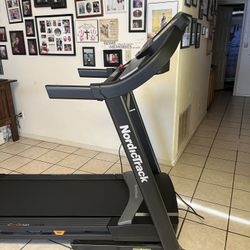 Nordictrack Treadmill Black 2.5 CHP C700 