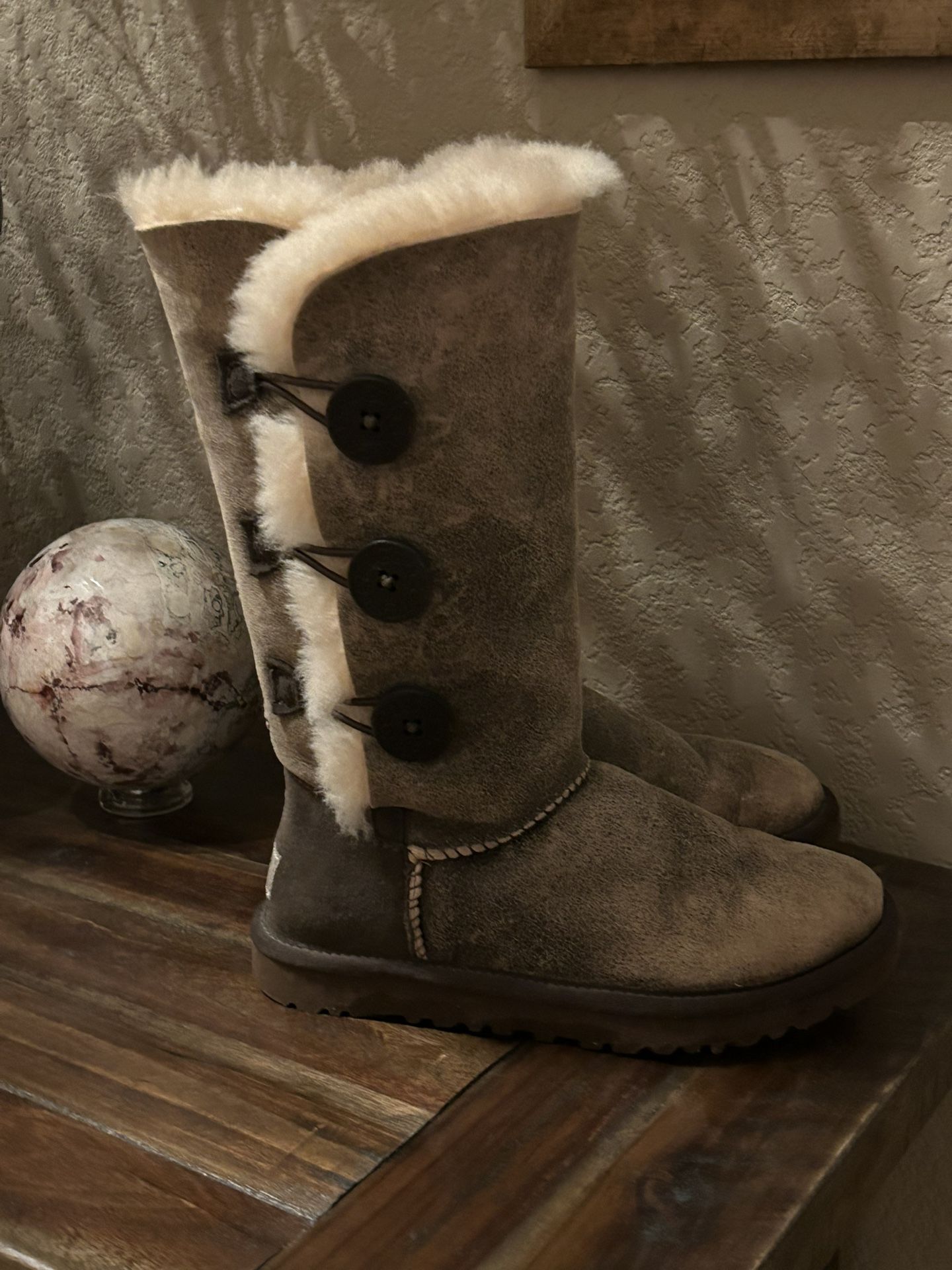 UGG Bailey Button Triplet II Boots Size 5