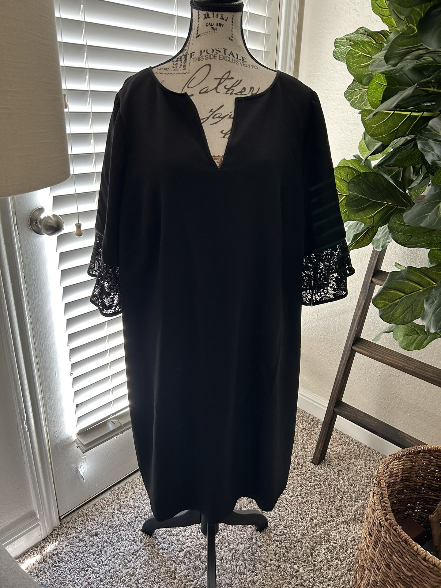 Women’s black dress Mid Size/plus Size 
