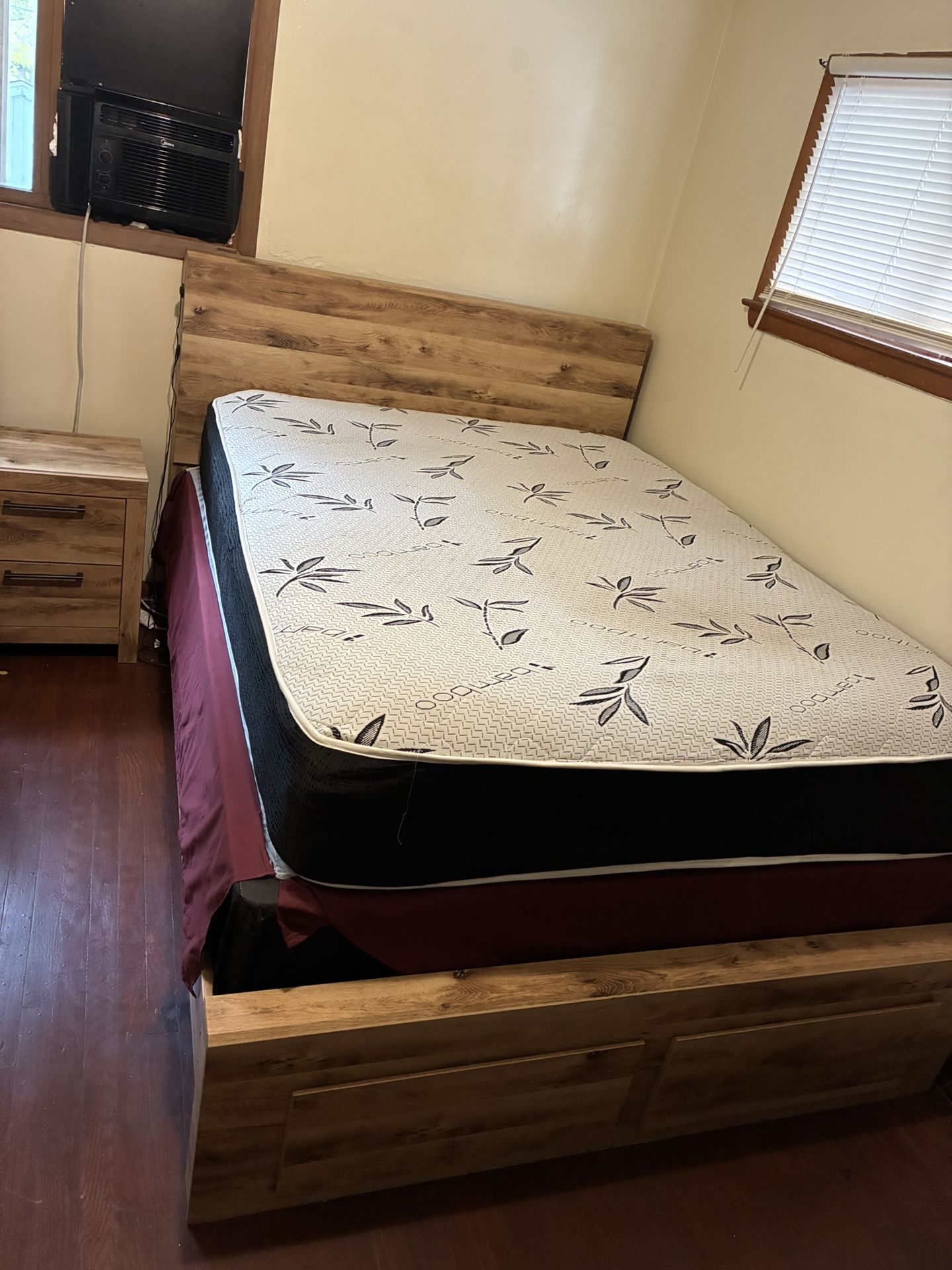 Selling Queen Bedroom Set 