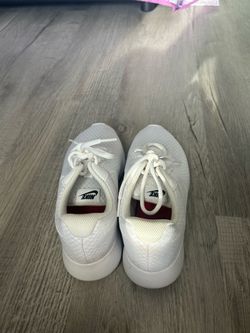 nike shoes size is shown in pictures